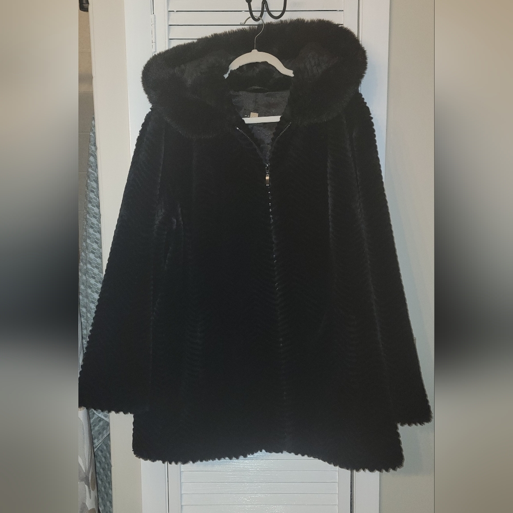 Gallery Woman heavy Faux Fur Coat